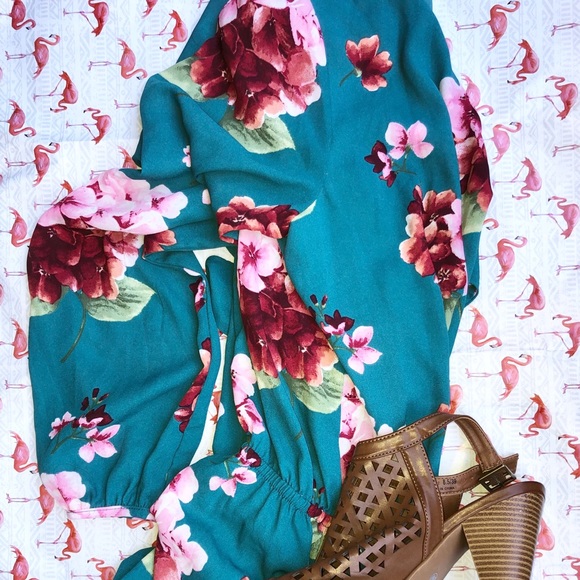 Forever 21 Pants - NWOT ✨ Forever 21+ Floral Romper 🌺 Beautiful!